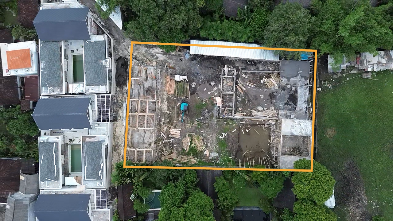 Terrain vierge du projet phase 11, entouré en orange, avec des villas à gauche, situé à Bali