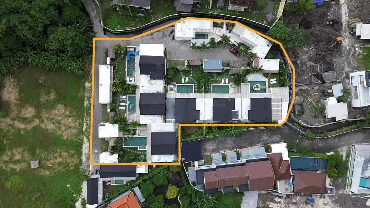 Zone en construction entourée en orange à Umalas, avec rizières et rivière autour, projet Alpha Partner Bali