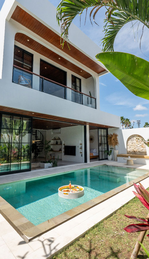 Entr&eacute;e ext&eacute;rieure et piscine d&rsquo;une villa de luxe meridian &agrave; Bali.