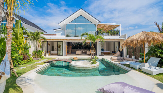 Villa moderne Palm Island &agrave; Bali avec piscine priv&eacute;e et espace ext&eacute;rieur paysag&eacute;.